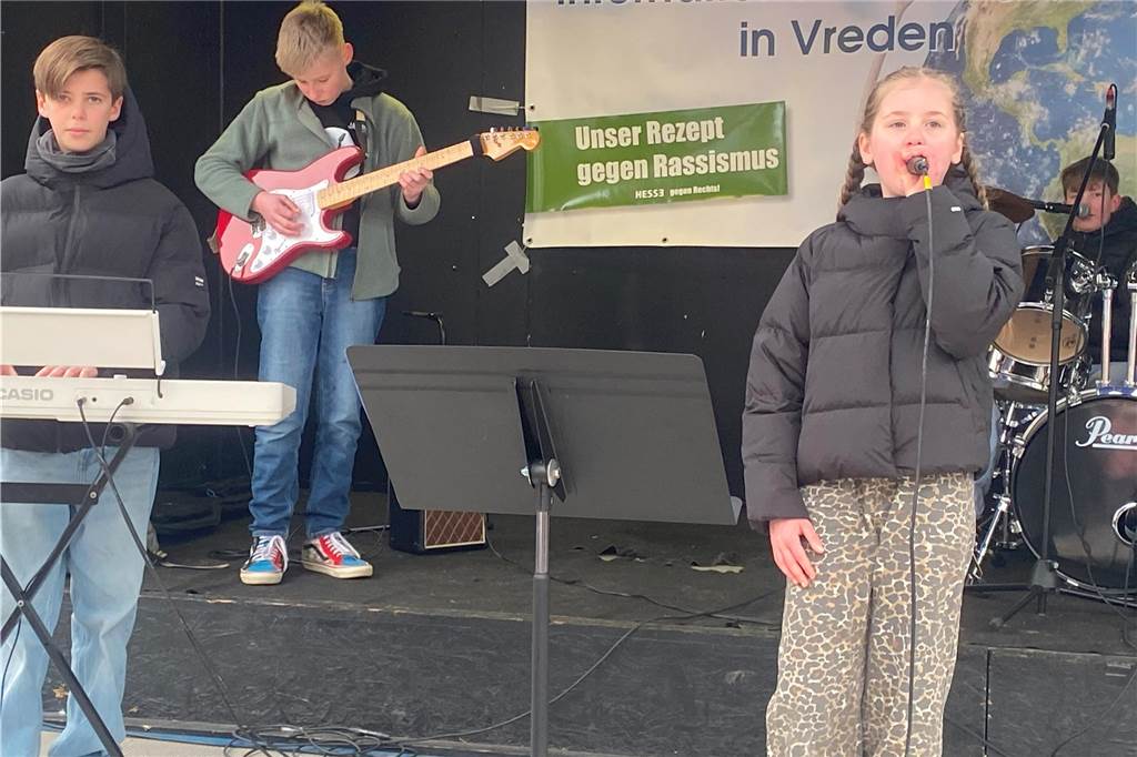 Sehr viele Vredener sind am Samstagnachmittag dem Aufruf der Initiative "Vreden bleibt bunt" gefolgt und demonstrierten auf dem Marktplatz für Demokratie und Toleranz.