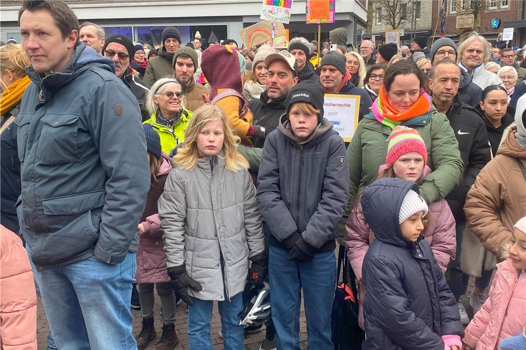 Sehr viele Vredener sind am Samstagnachmittag dem Aufruf der Initiative "Vreden bleibt bunt" gefolgt und demonstrierten auf dem Marktplatz für Demokratie und Toleranz.