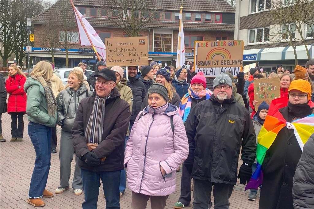 Sehr viele Vredener sind am Samstagnachmittag dem Aufruf der Initiative "Vreden bleibt bunt" gefolgt und demonstrierten auf dem Marktplatz für Demokratie und Toleranz.