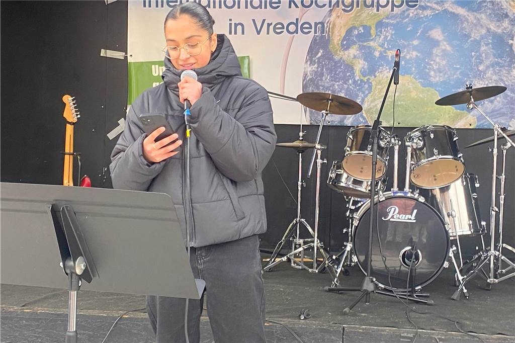 Sehr viele Vredener sind am Samstagnachmittag dem Aufruf der Initiative "Vreden bleibt bunt" gefolgt und demonstrierten auf dem Marktplatz für Demokratie und Toleranz.