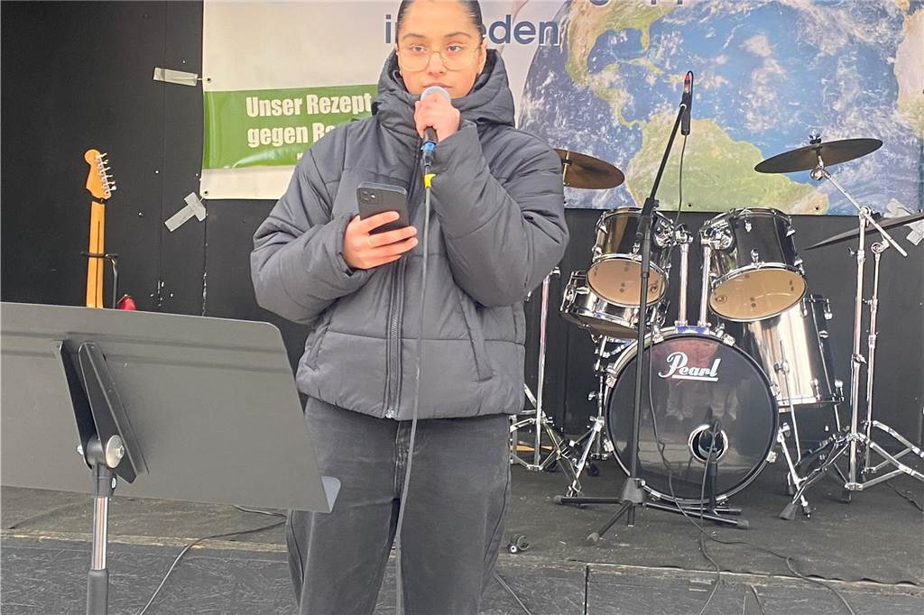 Sehr viele Vredener sind am Samstagnachmittag dem Aufruf der Initiative "Vreden bleibt bunt" gefolgt und demonstrierten auf dem Marktplatz für Demokratie und Toleranz.