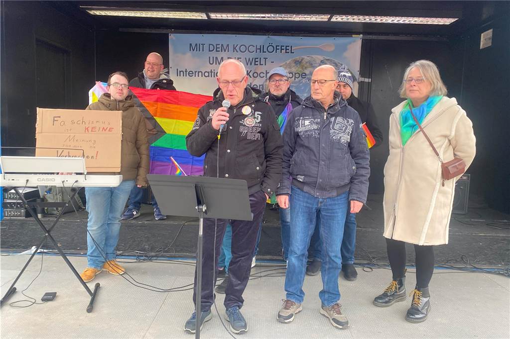 Sehr viele Vredener sind am Samstagnachmittag dem Aufruf der Initiative "Vreden bleibt bunt" gefolgt und demonstrierten auf dem Marktplatz für Demokratie und Toleranz.