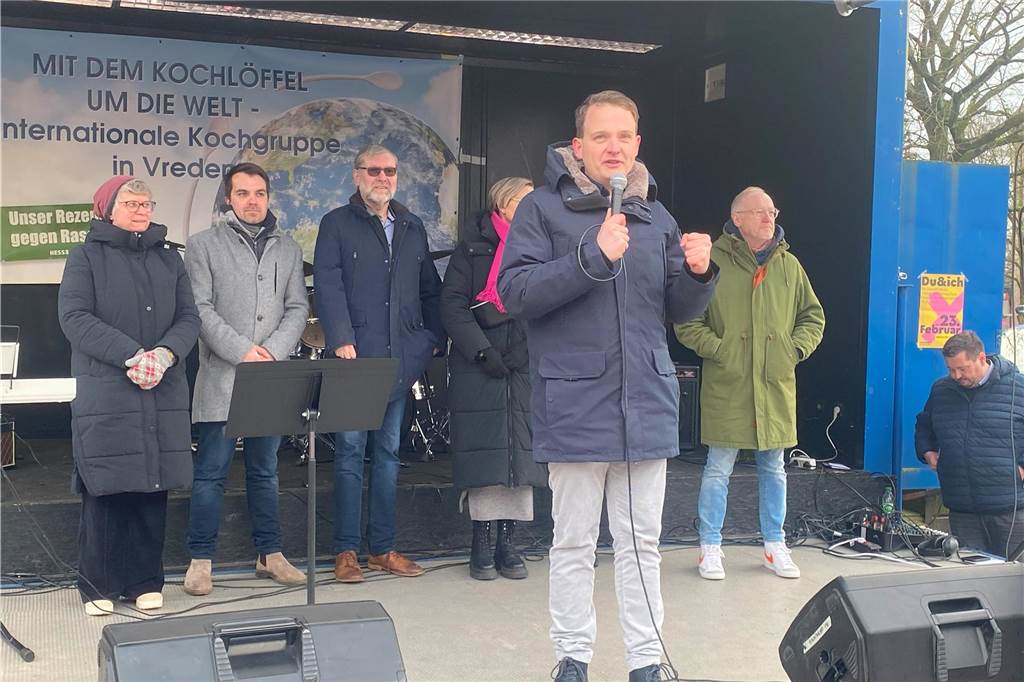 Sehr viele Vredener sind am Samstagnachmittag dem Aufruf der Initiative "Vreden bleibt bunt" gefolgt und demonstrierten auf dem Marktplatz für Demokratie und Toleranz.