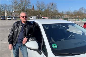 Sein Alter sieht man Eddy Franszkewitz nicht an: Doch der Fahrerlehrer ist mit seinen 74 Jahren der älteste der Region.