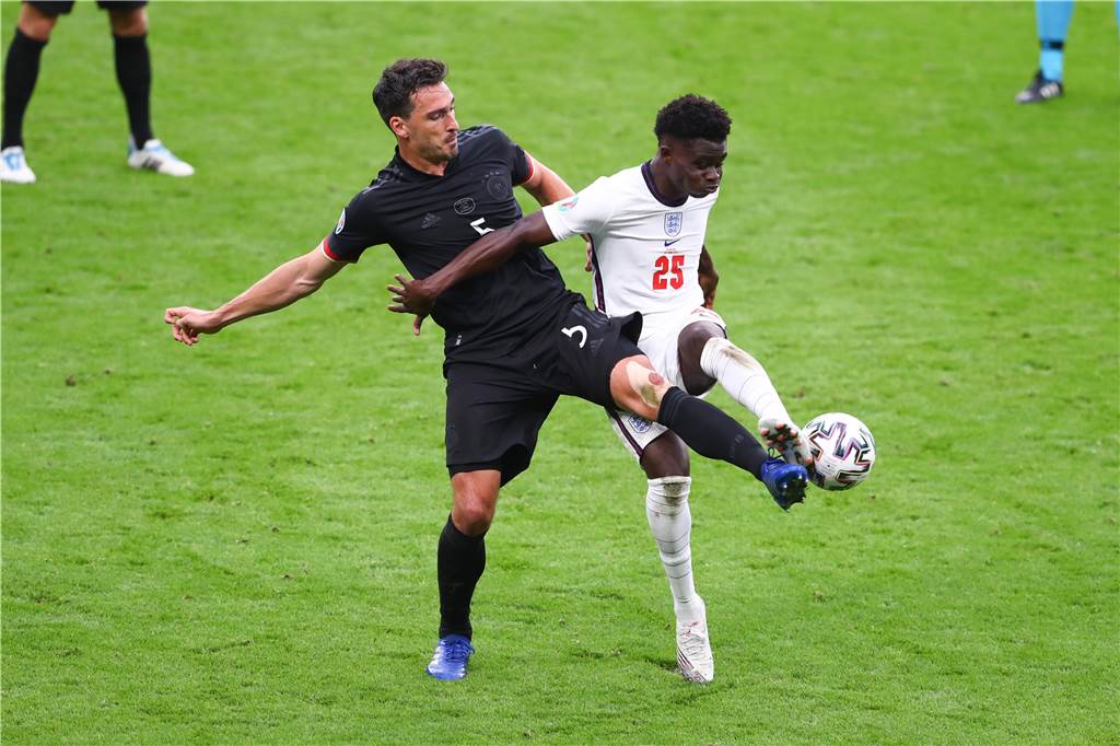 Hummels in Topform: Beim BVB die Nummer eins – und bei Flick? Mats Hummels im Zweikmapf mit Bukayo Saka