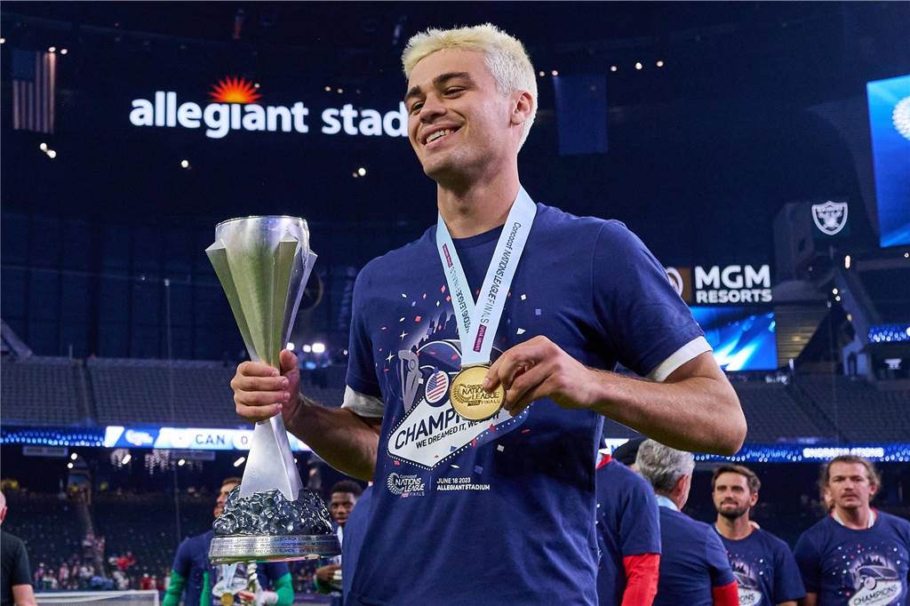 BVB-Rückkehrer Gio Reyna Giovanni Reyna hält einen Pokal in der Hand.