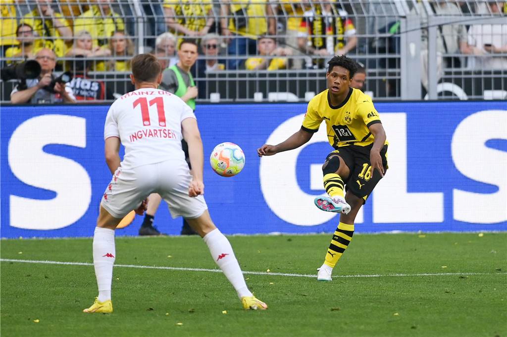 Julien Duranville spielt einen Pass.