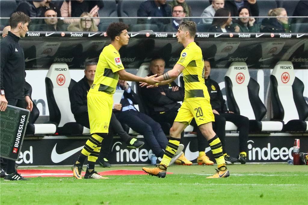 Sancho erfüllt sich seinen Manchester-Traum - BVB-Planungen nehmen Fahrt auf Sein Debüt für den BVB gab Jadon Sancho (l.) am 21. Oktober 2017 beim 2:2 in Frankfurt.