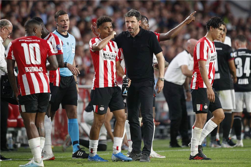 Ein flexibler Knipser: So tickt BVB-Neuzugang Donyell Malen Sein Debüt in der Eredivisie feierte Donyell Malen (l.) unter PSV-Trainer Mark van Bommel.