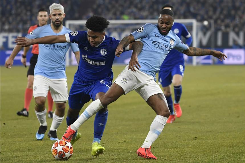 Schalke steht unter großem Druck Sein Einsatz in Mainz ist gefährdet: Weston McKennie (Mitte), hier im Zweikampf mit City-Stürmer Raheem Sterling (r.), klagt über Oberschenkelprobleme.