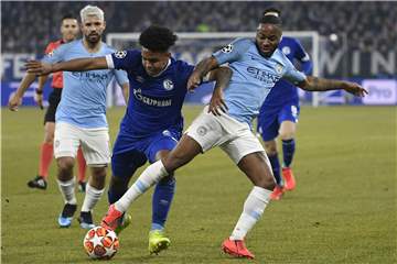 Sein Einsatz in Mainz ist gefährdet: Weston McKennie (Mitte), hier im Zweikampf mit City-Stürmer Raheem Sterling (r.), klagt über Oberschenkelprobleme.