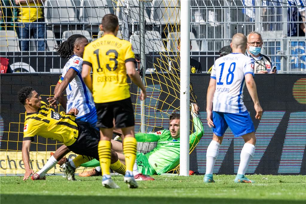 BVB-Torhüter Marcel Lotka: „Das ist nicht als Kampfansage zu verstehen“ Marcel Lotka hängt im Tornetz.