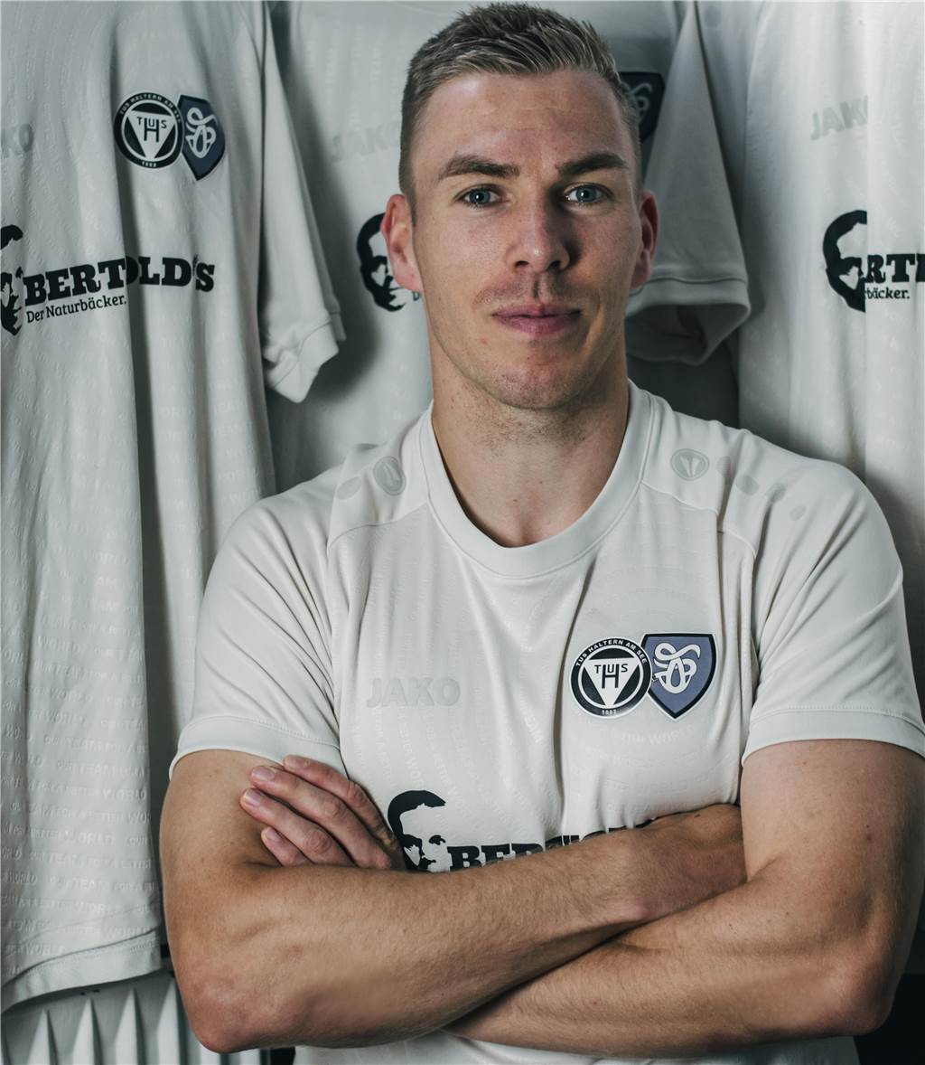 Neuzugang des TuS Haltern kommt doch nicht Sein erster und gleichzeitig auch letzter Einsatz im TuS-Trikot: Pascal Hingst, hier bei seiner Vorstellung, kommt doch nicht nach Haltern.