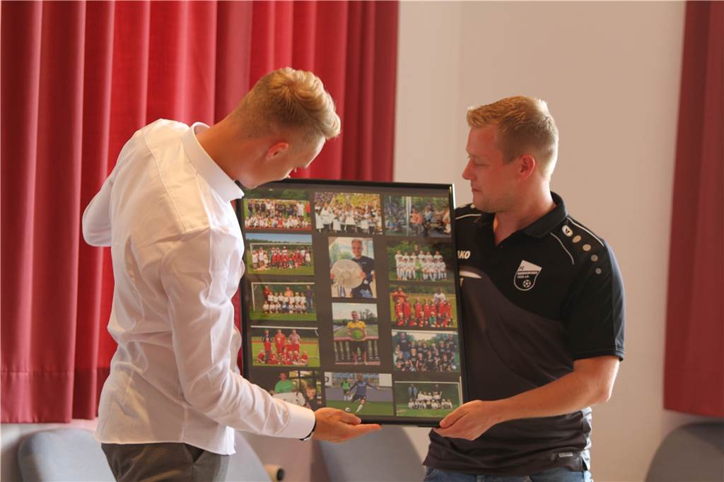 „Irgendwann war klar, dass wir das gewinnen“: Amos Pieper plaudert über unglaubliche Saison Sein erster Verein, der FC Nordkirchen, übergab dem Europameister eine große Foto-Collage.