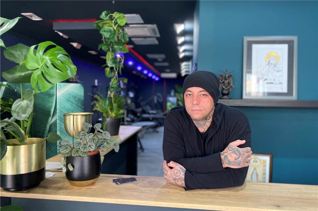 Tattoo-Studio „Noir“ zieht bald in ein größeres Ladenlokal Sein erstes Tattoo Studio hatte Tobi 2022 an der Rekumer Straße eröffnet.