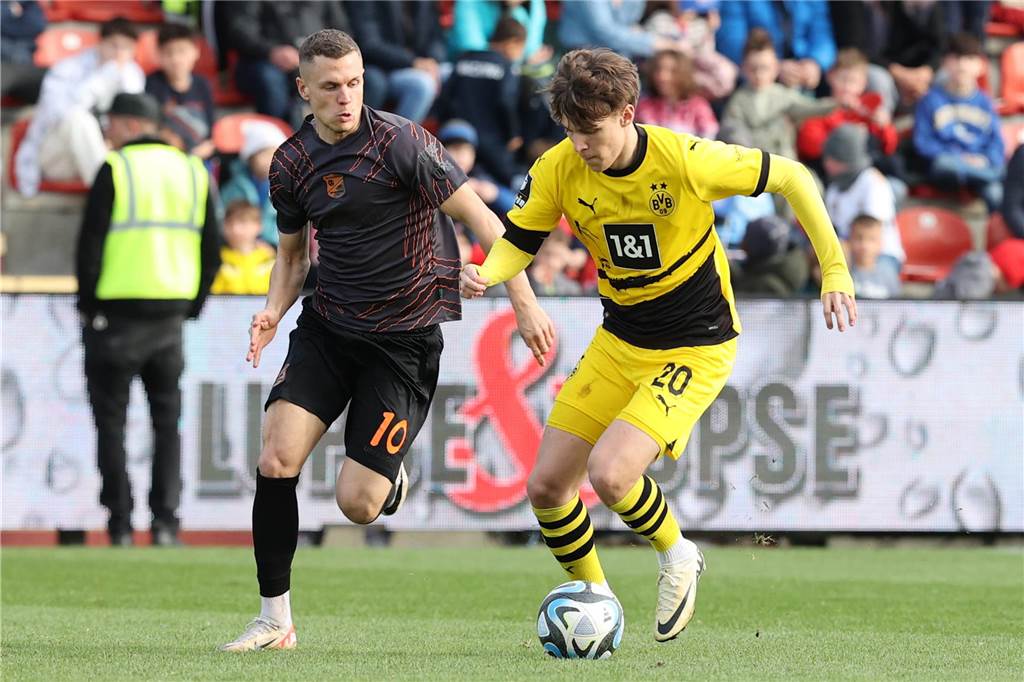 BVB-Senkrechtstarter Hettwer noch kein Kandidat für die Profis: „Mich kann nichts mehr schocken“ Julian Hettwer führt einen Zweikampf um den Ball.