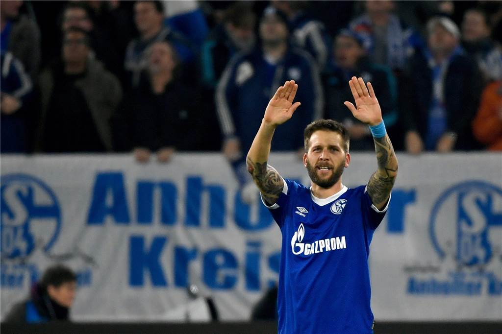 Domenico Tedesco trickst mit Eishockeytoren Sein frühes Tor stellte die Weichen für den Schalker Sieg: Guido Burgstaller.