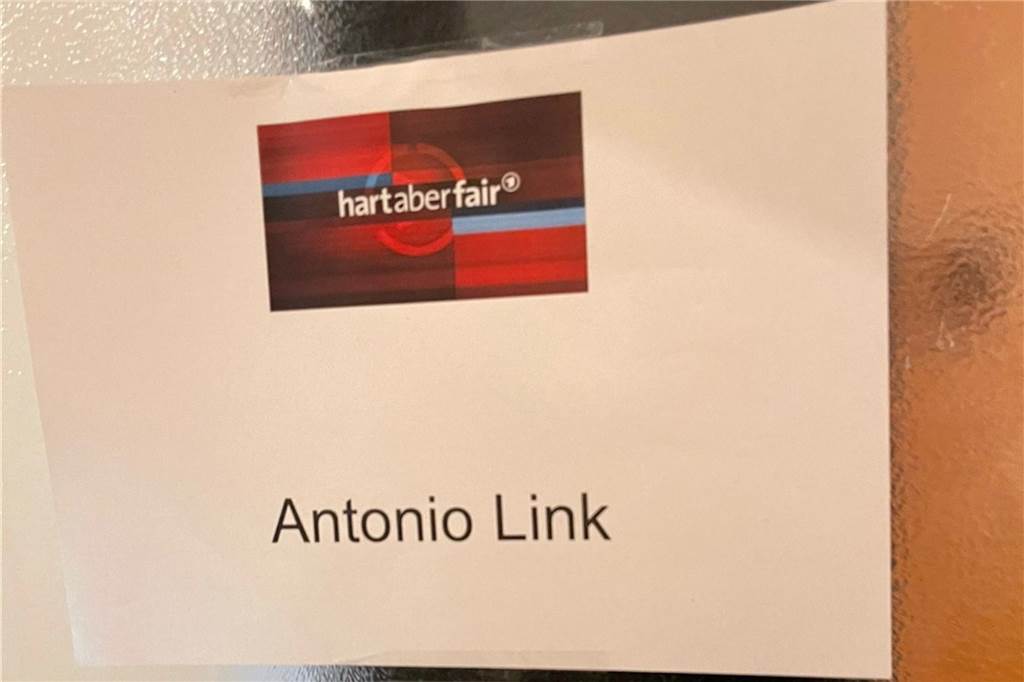 Nach Auftritt bei Plasberg: Gastwirt Antonio Link erhält geheime Informationen Sein Namensschild an der Hart aber fair-Tür musste Antonio Link fotografisch festhalten.