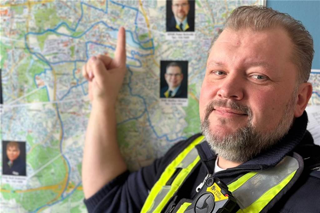 Neuer Bezirksdienstbeamter: Gregor Bestvater bleibt Hörde treu Gregor Bestvater zeigt auf eine Stadtkarte von Hörde