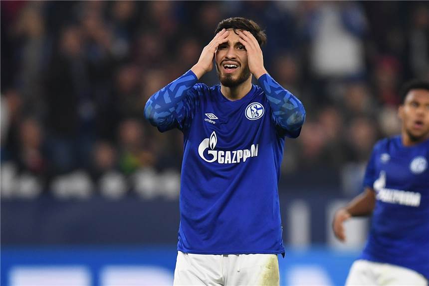 Schalke verpasst gegen Köln den Sprung an die Tabellenspitze Sein Tor reichte nicht: Suat Serdar ärgert sich über den Kölner Ausgleich in letzter Minute.