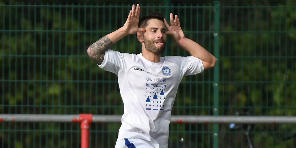 Acht Spiele, über 100 Fotos: Impressionen vom 8. Spieltag in Castrop-Rauxel zum Durchklicken Sein Tor zum 3:0-Endstand im Derby zwischen dem FC Castrop-Rauxel und dem FC Frohlinde feierte der Ex-Frohlinder Mario Djordic mit "Zunge raus" und "Hasenohren".