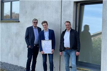 Sein Vater Hans-Jürgen Büscher (l.) und auch sein Onkel Wolfgang Büscher (r.) sind stolz auf die Leistung des 20-jährigen Mario Büscher. Er wurde mit dem „Nachwuchspreis Betonbauteile“ geehrt.