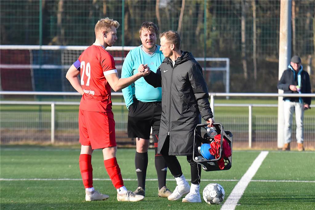 Flaesheims Phil Schröter fällt wohl ein ganzes Jahr aus Sein vorerst letzter Einsatz: Phil Schröter (l.) begrüßt Ahsens Trainer Philipp Stromberg. Nun muss er lange pausieren.