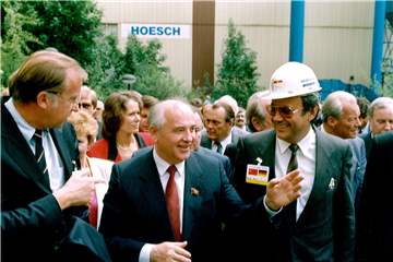 Sein wohl größter Tag: Werner Nass (r.) als Hoesch-Betriebsrats-Vorsitzender und der damalige Hoesch-Vorstands-Chef Detlev-Carsten Rohwededer (l.) mit dem sowjetischen Staatschef Michail Gorbatschow auf der Westfalenhütte.