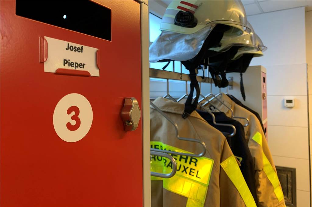 Feuerwehrmann Josef Pieper gestorben – Ein Leben für den Trupp An einem Spind im Umkleideraum der Herren beim Löschzug Henrichenburg hängt noch der Helm und die Feuerwehruniform Josef Piepers.