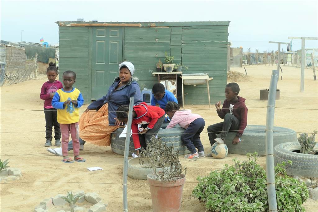 Im Garten der Familie Baumeister wachsen Dahlien für Namibia Seine Eindrücke in Namibia hat Gerd Baumeister auch in zahlreichen Fotos festgehalten.