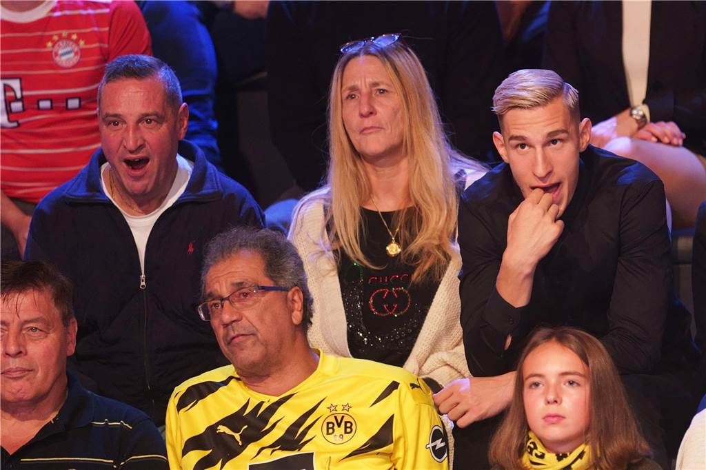 BVB-Innenverteidiger Schlotterbeck im Leistungsloch: "Die Fehler muss ich abstellen" Nico Schlotterbeck sitzt neben seinen Eltern.