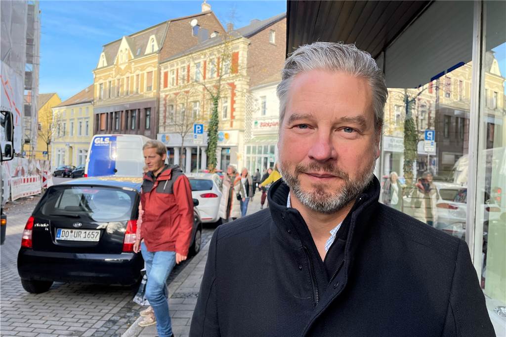 Nach jahrelangem Stillstand: Bauarbeiten an HBG-Brunnen beginnen bald Tobias Schnitker, Leiter der Heinrich-Böll-Gesamtschule in Lütgendortmund