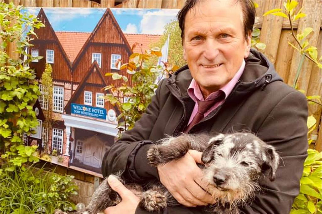 Nach 1,5 Jahren Pause: Peter Orthey darf endlich wieder Party machen Seine Hunde haben Peter Orthey in den schwierigsten Phasen geholfen.
