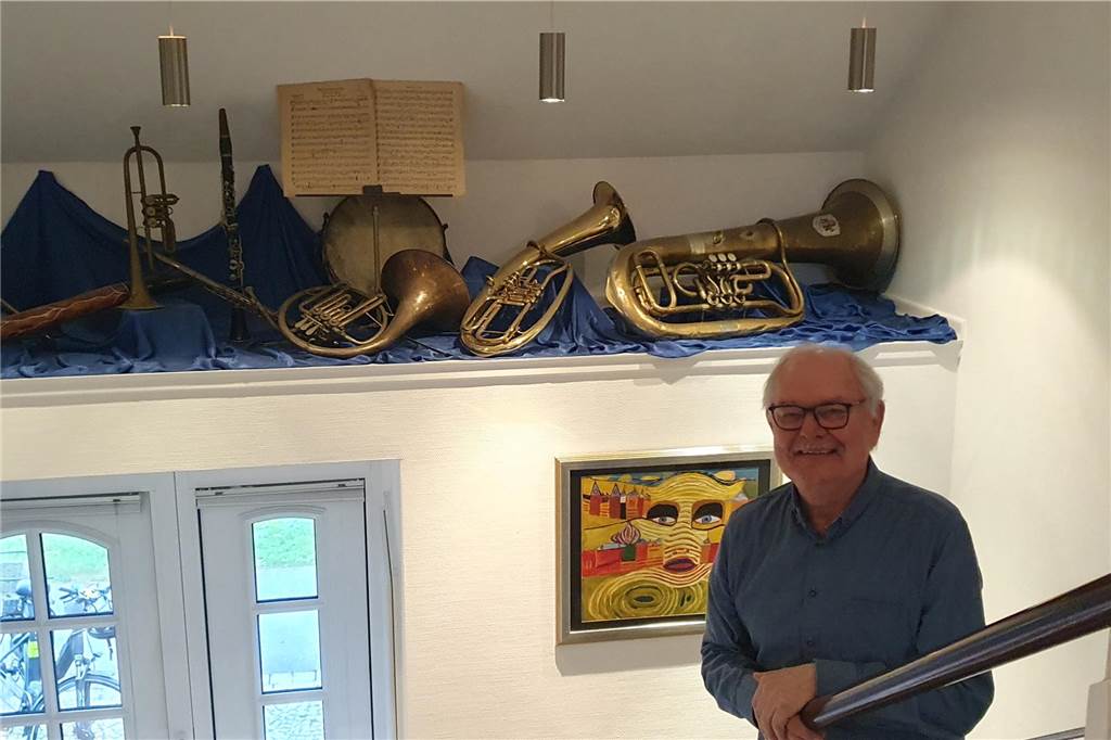 Die Geschichte einer Institution: So entstand die Blaskapelle Schwartländer Hubert Schwartländer vor seinen Instrument.