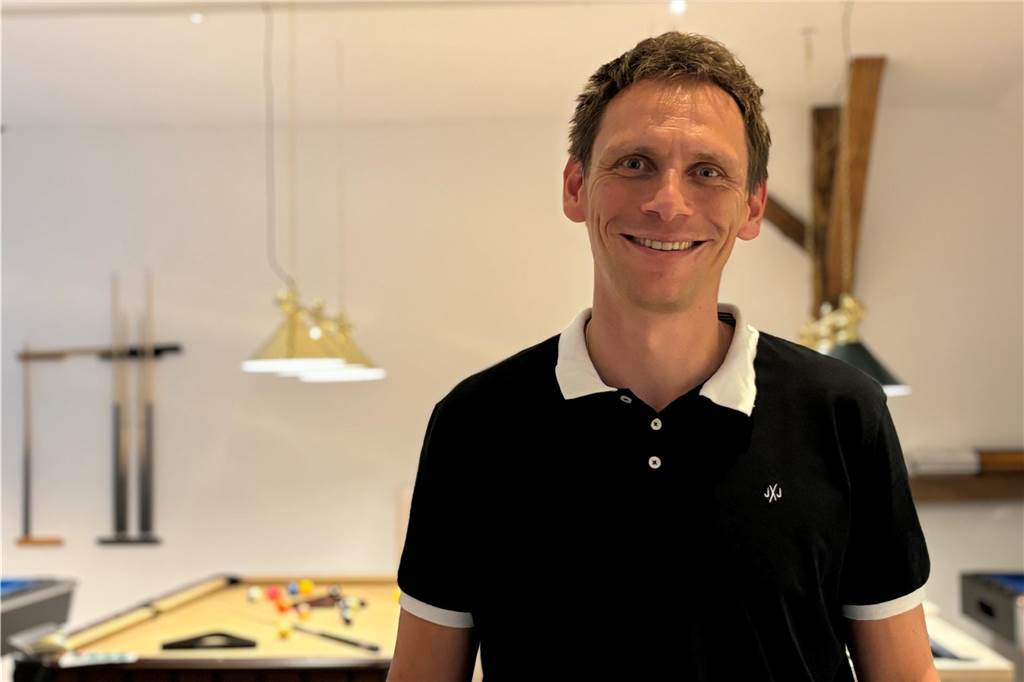 Südlohner Matthias Röttger verkauft Billardtische Matthias Röttger steht vor Billardtisch