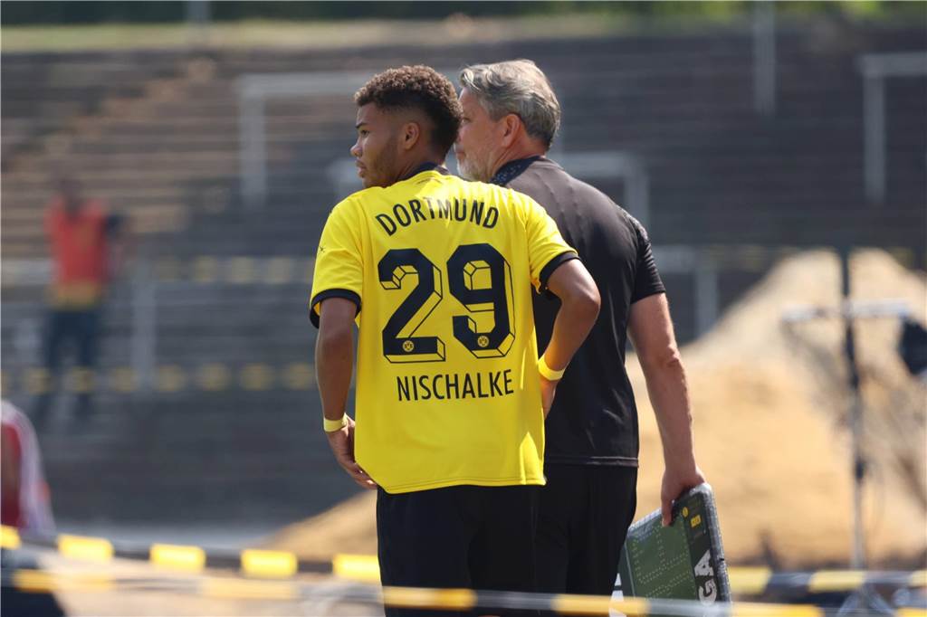 BVB-U23 lässt mehr als ein Dutzend Spieler ziehen: Diese Abgänge stehen fest Jermain Nischalke blickt zur Seite.