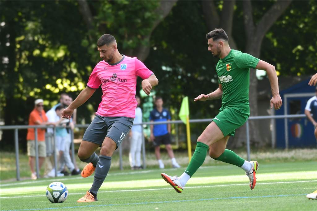 Bekannter Amateurfußballer steht vor Abschied aus Dortmund: „Es lohnt sich nicht mehr“ Seine letzten Minuten im Dortmunder Amateurfußball sammelte Florian Juka (r.) für den FC Roj. Ob es noch einmal zu einer Rückkehr kommt ist ungewiss.