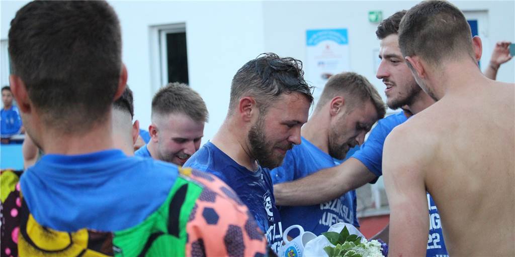 „Immer im Herzen“: Tränenreicher Abschied und Liebeserklärung an Carlo Berlandieri beim VfL Kamen Seine Mitspieler feierten Carlo Berlandieri (M.) minutenlang nach seiner offiziellen Verabschiedung vom VfL Kamen.