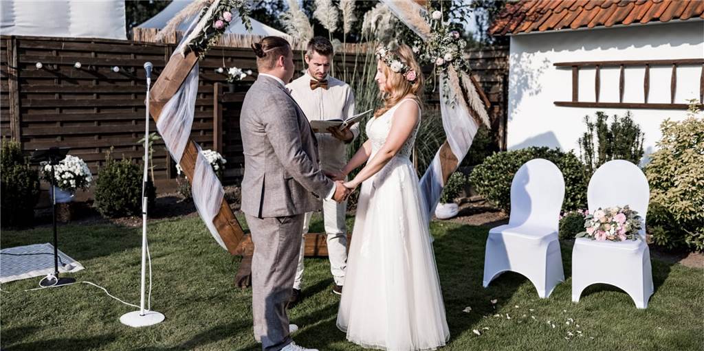 Dennis Treiblmair begleitet Hochzeitspaare bei ihrem schönsten Tag Seine Reden schreibt Dennis Treiblmair immer nach mehreren Vorgesprächen mit dem Paar.