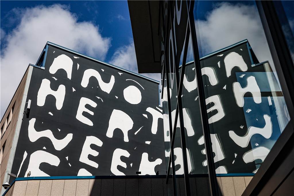 Seine Skizzen zieren Kleider, seine Werke hängen in Galerien in Tokio und New York - und ein Werk des einstigen Underground-Künstlers Stefan Marx schmückt seit zwei Jahren eine Fassade im Brückviertel in Dortmund.
