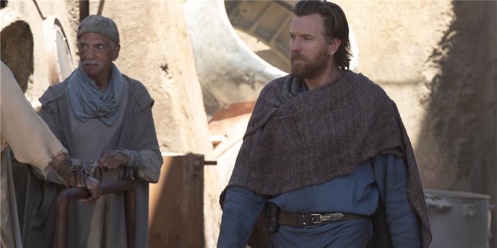 In einer sechsteiligen Serie wird Ewan McGregors Jedi zum Tagelöhner Seine Spezies lebt gefährlich. Auch Obi-Wan Kenobi (Ewan McGregor) bleibt unter dem Radar, er verbirgt sein Lichtschwert und gibt sich auf Tatooine nicht als Jedi-Ritter zu erkennen.