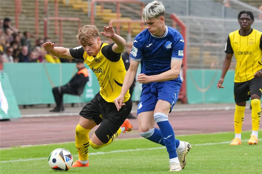 BVB stattet U19-Spieler mit einem Profivertrag aus: So plant Dortmund in dieser Saison mit ihm Cole Campbell führt einen Zweikampf um den Ball.