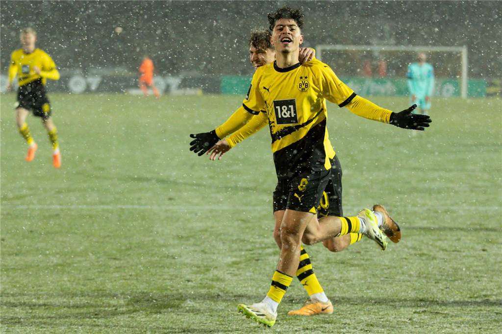 BVB-Debütant Azhil plötzlich mittendrin bei den Profis: Vor wenigen Monaten war er fast schon weg Ayman Azhil breitet die Arme aus.
