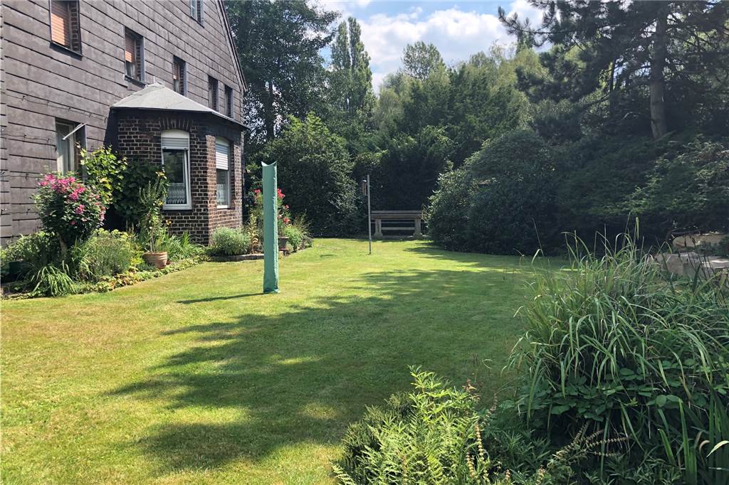 Zwischen Chaos und Ordnung: Im Garten eines Castrop-Rauxeler Künstlers Seine Wissen über Gärten hat Jan Bormann bereits in seiner Kindheit erhalten. Er hat oft bei Arbeiten im Nutzgarten geholfen.