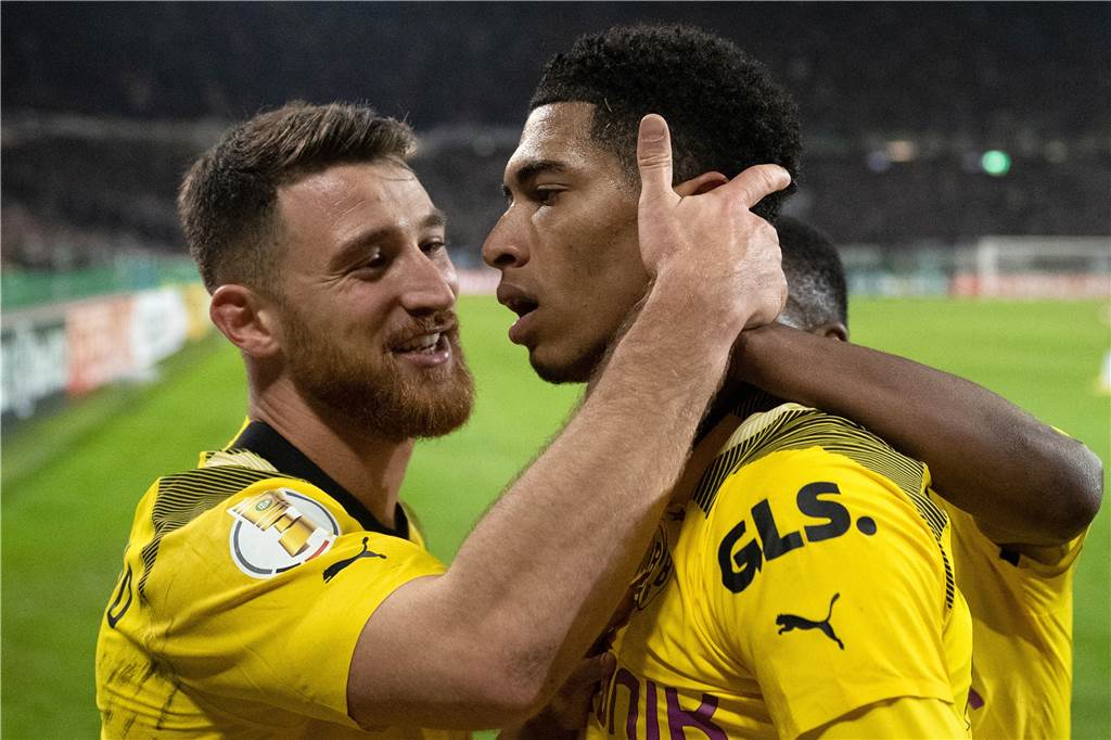 BVB-Sechser Özcan zieht Zwischenfazit: Lob für Terzic und einen „großartigen“ Mitspieler Salih Özcan jubelt gemeinsam mit Jude Bellingham.