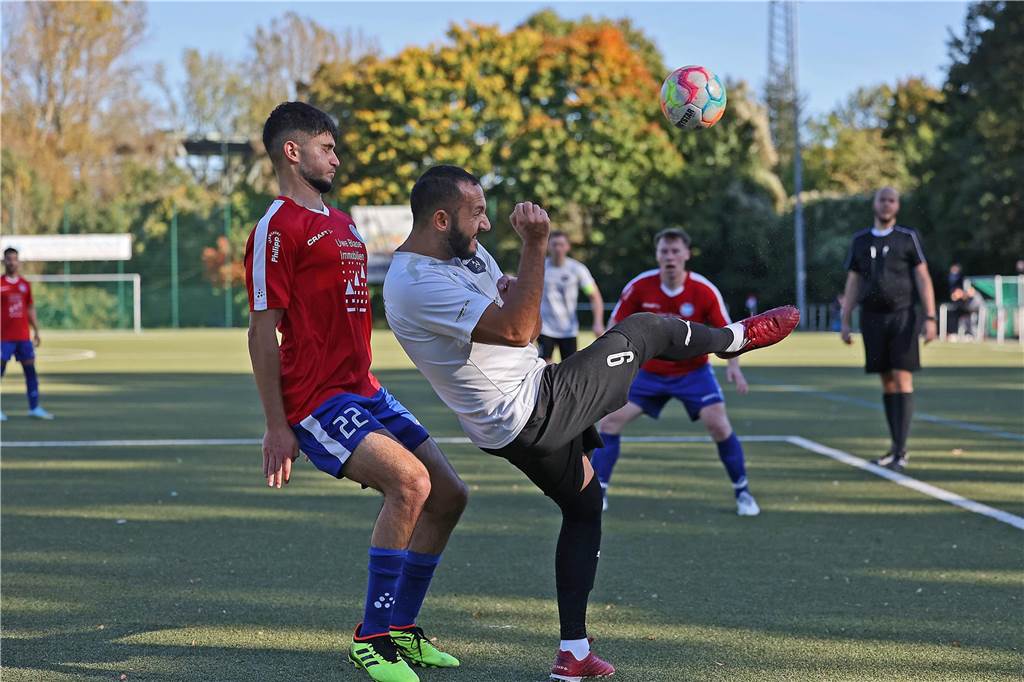 Seinen Rang als aktueller Aufstiegsanwärter hat der FC Castrop-Rauxel durch einen 1:0 (0:0)-Sieg als Gast des SV Westfalia Huckarde unterstrichen. Die 100 Zuschauer, die den Kunstrasen am Blumenkamp säumten, bekamen etwas geboten. Neben dem Tor auch einen verschossenen Elfmeter und einen Platzverweis durch Gelb-Rote Karte.