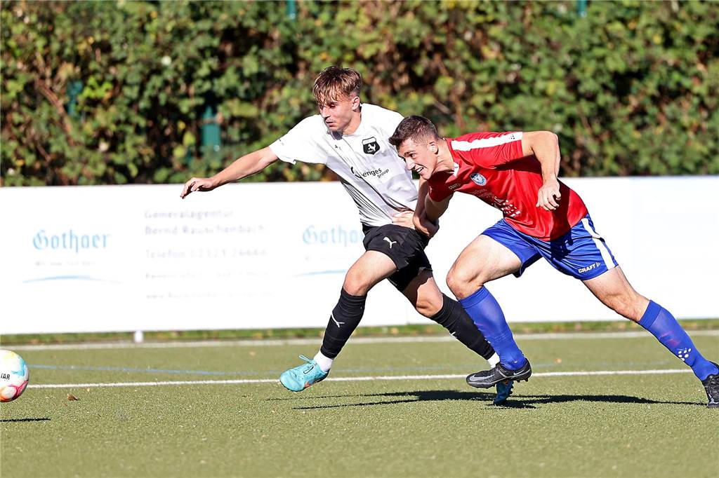 Seinen Rang als aktueller Aufstiegsanwärter hat der FC Castrop-Rauxel durch einen 1:0 (0:0)-Sieg als Gast des SV Westfalia Huckarde unterstrichen. Die 100 Zuschauer, die den Kunstrasen am Blumenkamp säumten, bekamen etwas geboten. Neben dem Tor auch einen verschossenen Elfmeter und einen Platzverweis durch Gelb-Rote Karte.