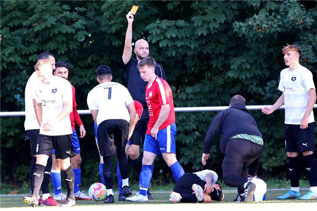 Seinen Rang als aktueller Aufstiegsanwärter hat der FC Castrop-Rauxel durch einen 1:0 (0:0)-Sieg als Gast des SV Westfalia Huckarde unterstrichen. Die 100 Zuschauer, die den Kunstrasen am Blumenkamp säumten, bekamen etwas geboten. Neben dem Tor auch einen verschossenen Elfmeter und einen Platzverweis durch Gelb-Rote Karte.