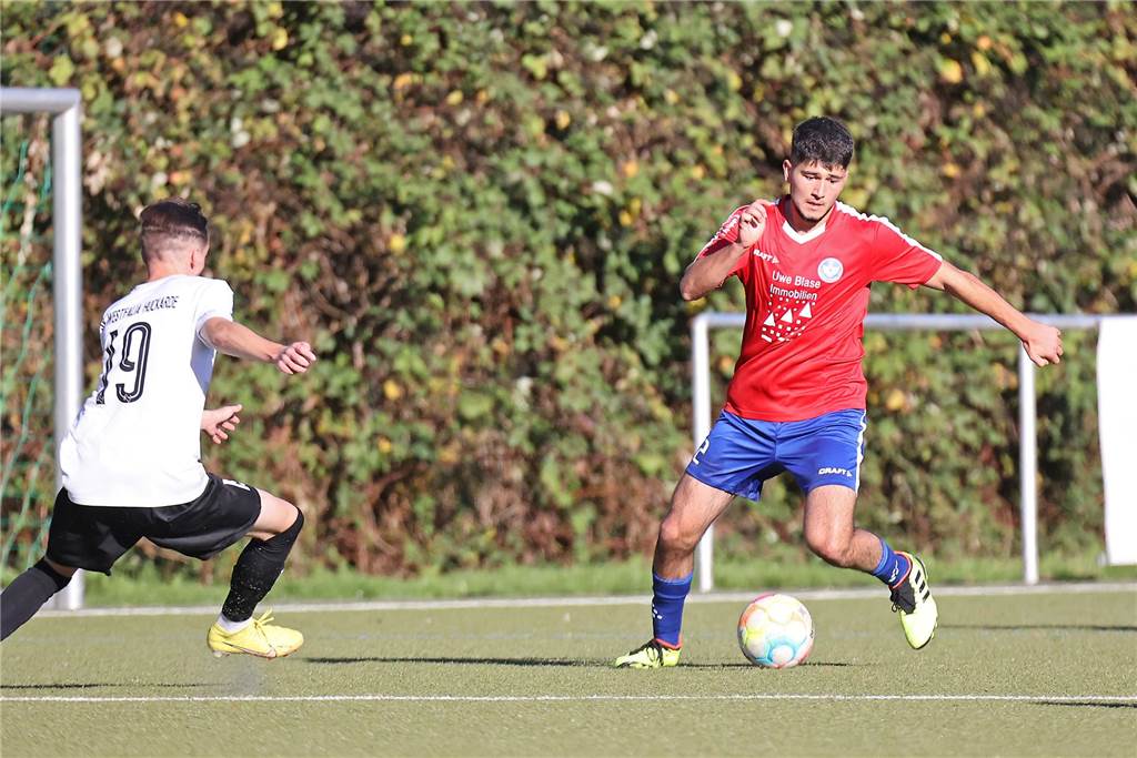 Seinen Rang als aktueller Aufstiegsanwärter hat der FC Castrop-Rauxel durch einen 1:0 (0:0)-Sieg als Gast des SV Westfalia Huckarde unterstrichen. Die 100 Zuschauer, die den Kunstrasen am Blumenkamp säumten, bekamen etwas geboten. Neben dem Tor auch einen verschossenen Elfmeter und einen Platzverweis durch Gelb-Rote Karte.
