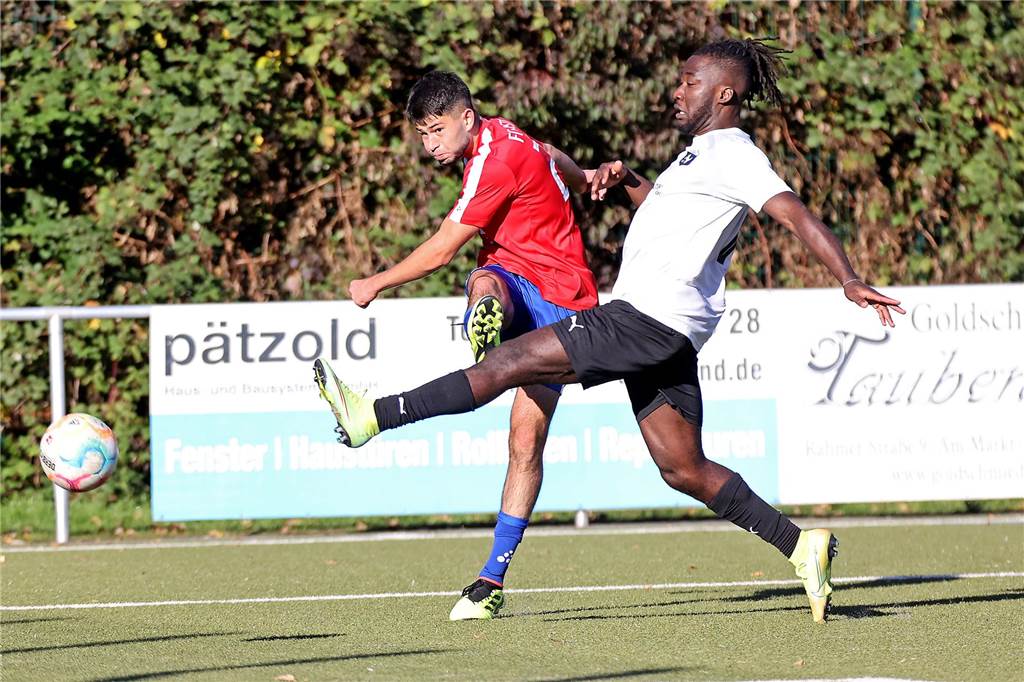 Seinen Rang als aktueller Aufstiegsanwärter hat der FC Castrop-Rauxel durch einen 1:0 (0:0)-Sieg als Gast des SV Westfalia Huckarde unterstrichen. Die 100 Zuschauer, die den Kunstrasen am Blumenkamp säumten, bekamen etwas geboten. Neben dem Tor auch einen verschossenen Elfmeter und einen Platzverweis durch Gelb-Rote Karte.